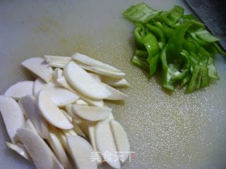 瘦肉青椒炒茭白的做法步骤：2