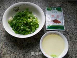 香葱炝饼的做法步骤：2