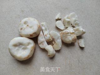 荸荠香菜肉丸的做法步骤：2