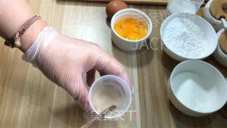 椰香黄金糕，颜色金黄，质地细腻，软糯香甜，色香味俱佳。的做法步骤：1