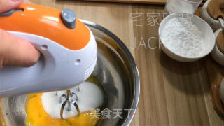椰香黄金糕，颜色金黄，质地细腻，软糯香甜，色香味俱佳。的做法步骤：2