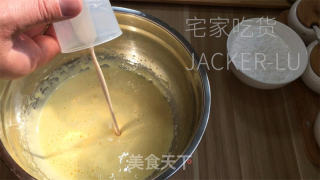 椰香黄金糕，颜色金黄，质地细腻，软糯香甜，色香味俱佳。的做法步骤：4