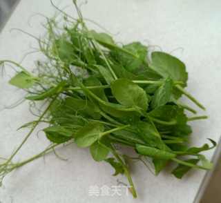烧肉煎蛋豌豆尖汤面的做法步骤：1