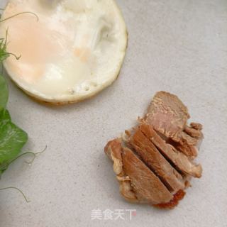 烧肉煎蛋豌豆尖汤面的做法步骤：3