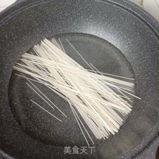 烧肉煎蛋豌豆尖汤面的做法步骤：5