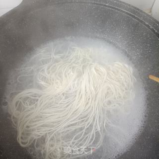 烧肉煎蛋豌豆尖汤面的做法步骤：6