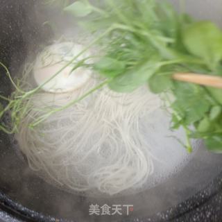 烧肉煎蛋豌豆尖汤面的做法步骤：7