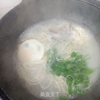 烧肉煎蛋豌豆尖汤面的做法步骤：8