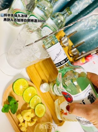 颜值和味道并存的香蕉莫吉托的做法步骤：3
