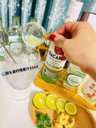 颜值和味道并存的香蕉莫吉托的做法步骤：4