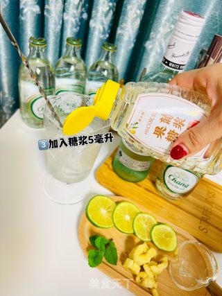 颜值和味道并存的香蕉莫吉托的做法步骤：5
