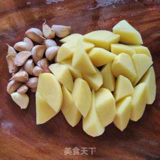 蒜子焗土豆的做法步骤：2