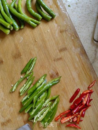 青红双椒炒牛肉的做法步骤：1