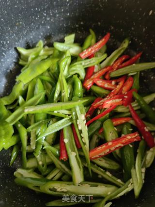 青红双椒炒牛肉的做法步骤：2