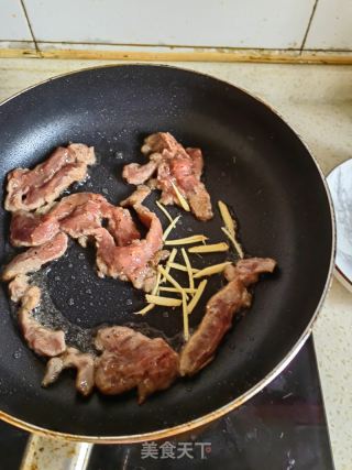青红双椒炒牛肉的做法步骤：8