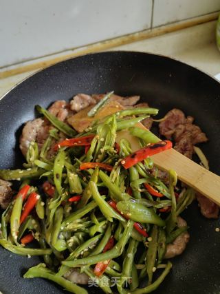 青红双椒炒牛肉的做法步骤：9