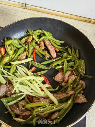 青红双椒炒牛肉的做法步骤：11