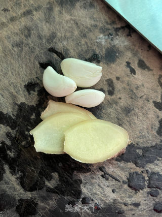 春笋焖排骨的做法步骤：1