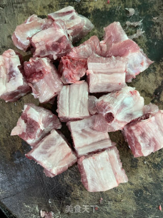 春笋焖排骨的做法步骤：2