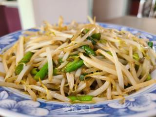 绿豆芽炒蒜苔的做法