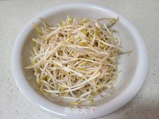 绿豆芽炒蒜苔的做法步骤：1