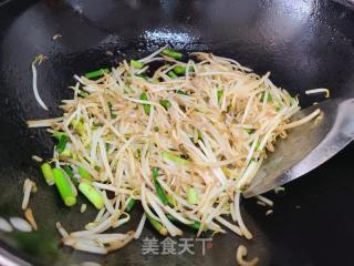 绿豆芽炒蒜苔的做法步骤：3