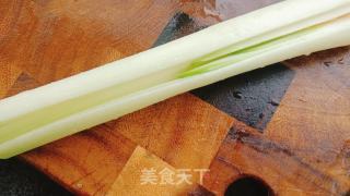 白灼秋葵鲍鱼片的做法步骤：2