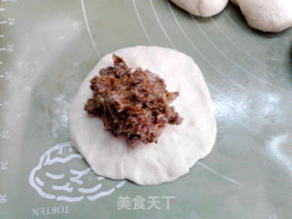 笋干酱肉白玉米面包子的做法步骤：16