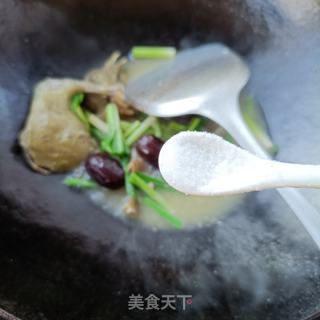 鸽汤炒韭菜的做法步骤：5