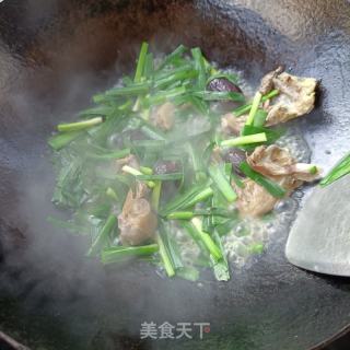鸽汤炒韭菜的做法步骤：7