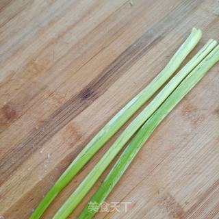 虾仁炒马兰头的做法步骤：2