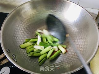 蒜苗炒过油肉的做法步骤：3