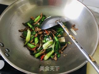 蒜苗炒过油肉的做法步骤：5