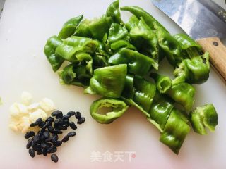 㸆辣椒炒肉的做法步骤：1