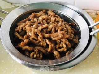 㸆辣椒炒肉的做法步骤：2