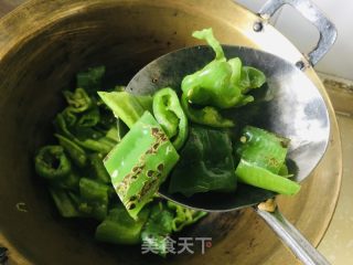 㸆辣椒炒肉的做法步骤：4