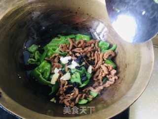 㸆辣椒炒肉的做法步骤：6