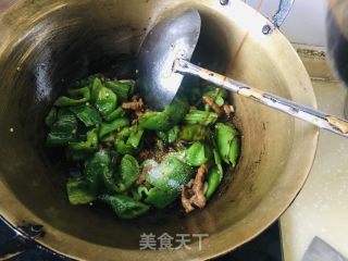 㸆辣椒炒肉的做法步骤：8