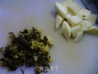 咸菜洋芋艿番茄汤的做法步骤：3