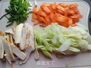 胡萝卜菜心炒豆干的做法步骤：2