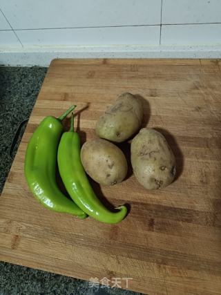 尖椒炒土豆片的做法步骤：1