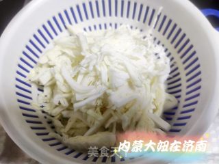 肉丝炒饼的做法步骤：1