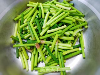 蒜薹炒肉的做法步骤：2