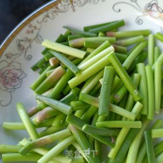 蒜苔炒鸽胗的做法步骤：2
