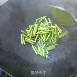 蒜苔炒鸽胗的做法步骤：5