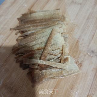 马兰头拌豆皮的做法步骤：1
