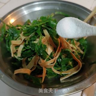 马兰头拌豆皮的做法步骤：7
