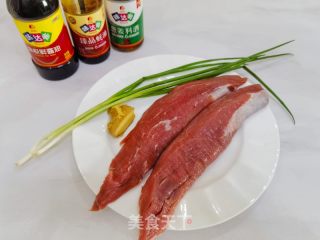 超简单的自制肉松，酥脆鲜香又好吃的做法步骤：1