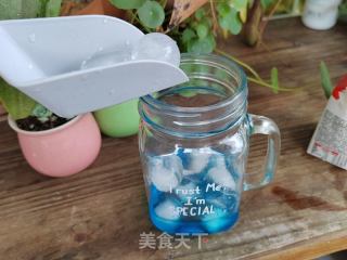 蓝椰拿铁的做法步骤：2