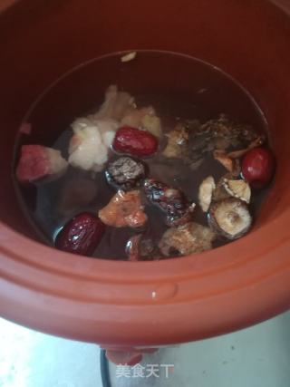 野蘑菇鸡肉蔬菜汤的做法步骤：1